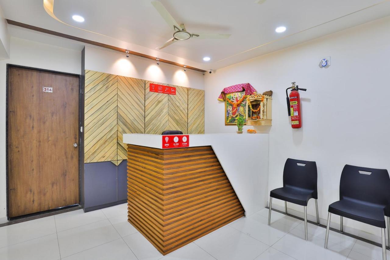 Oyo 25009 Hotel Crystal อาเมดาบัด ภายนอก รูปภาพ