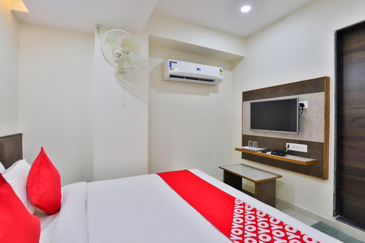 Oyo 25009 Hotel Crystal อาเมดาบัด ภายนอก รูปภาพ