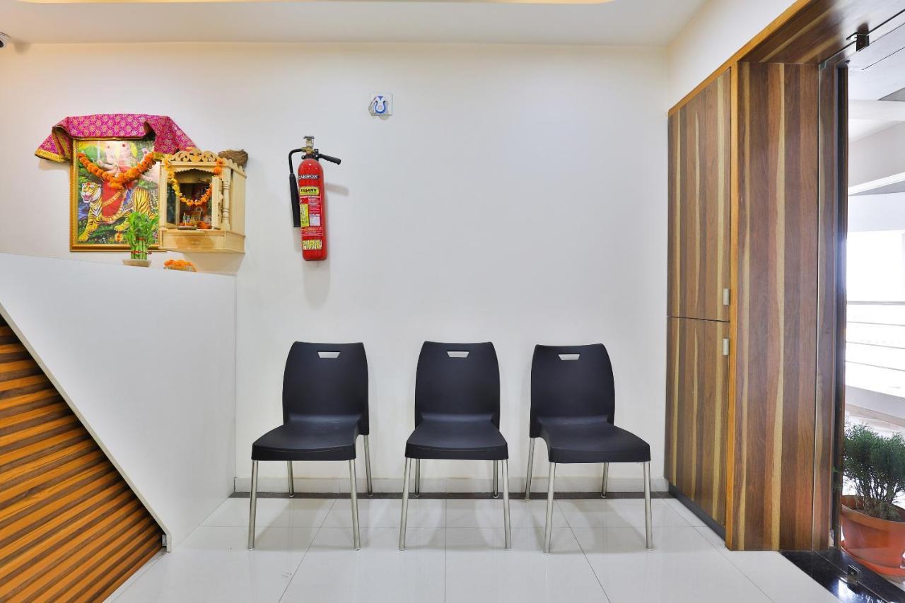 Oyo 25009 Hotel Crystal อาเมดาบัด ภายนอก รูปภาพ