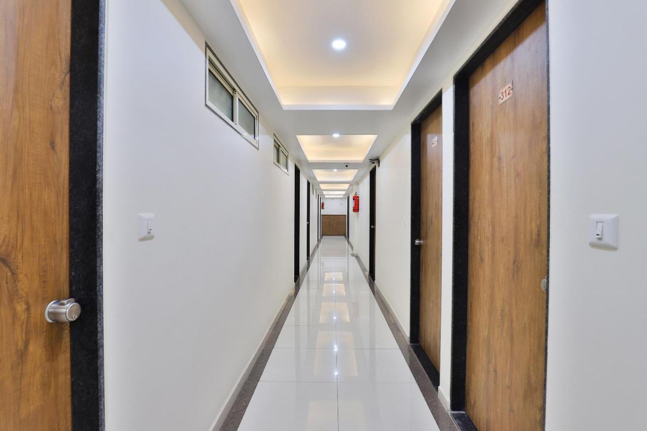 Oyo 25009 Hotel Crystal อาเมดาบัด ภายนอก รูปภาพ