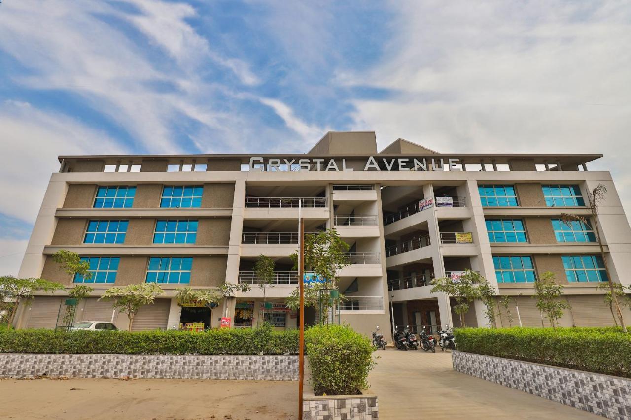 Oyo 25009 Hotel Crystal อาเมดาบัด ภายนอก รูปภาพ