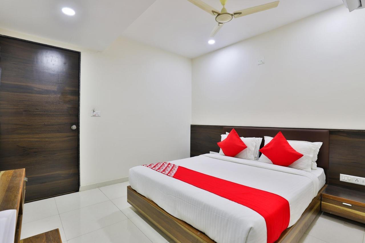 Oyo 25009 Hotel Crystal อาเมดาบัด ภายนอก รูปภาพ