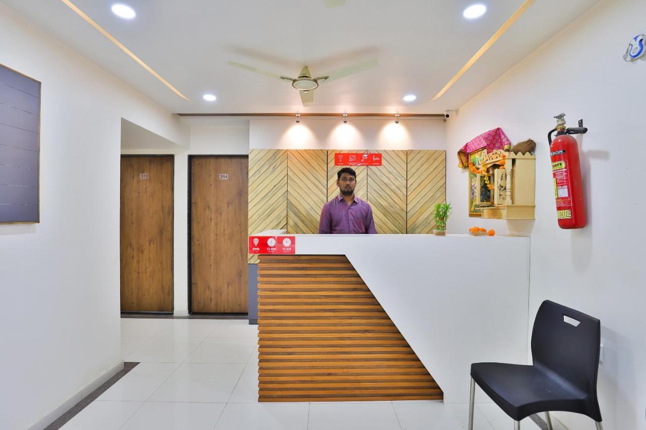 Oyo 25009 Hotel Crystal อาเมดาบัด ภายนอก รูปภาพ