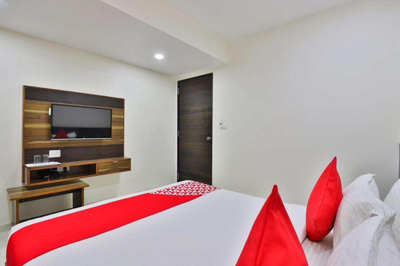 Oyo 25009 Hotel Crystal อาเมดาบัด ภายนอก รูปภาพ