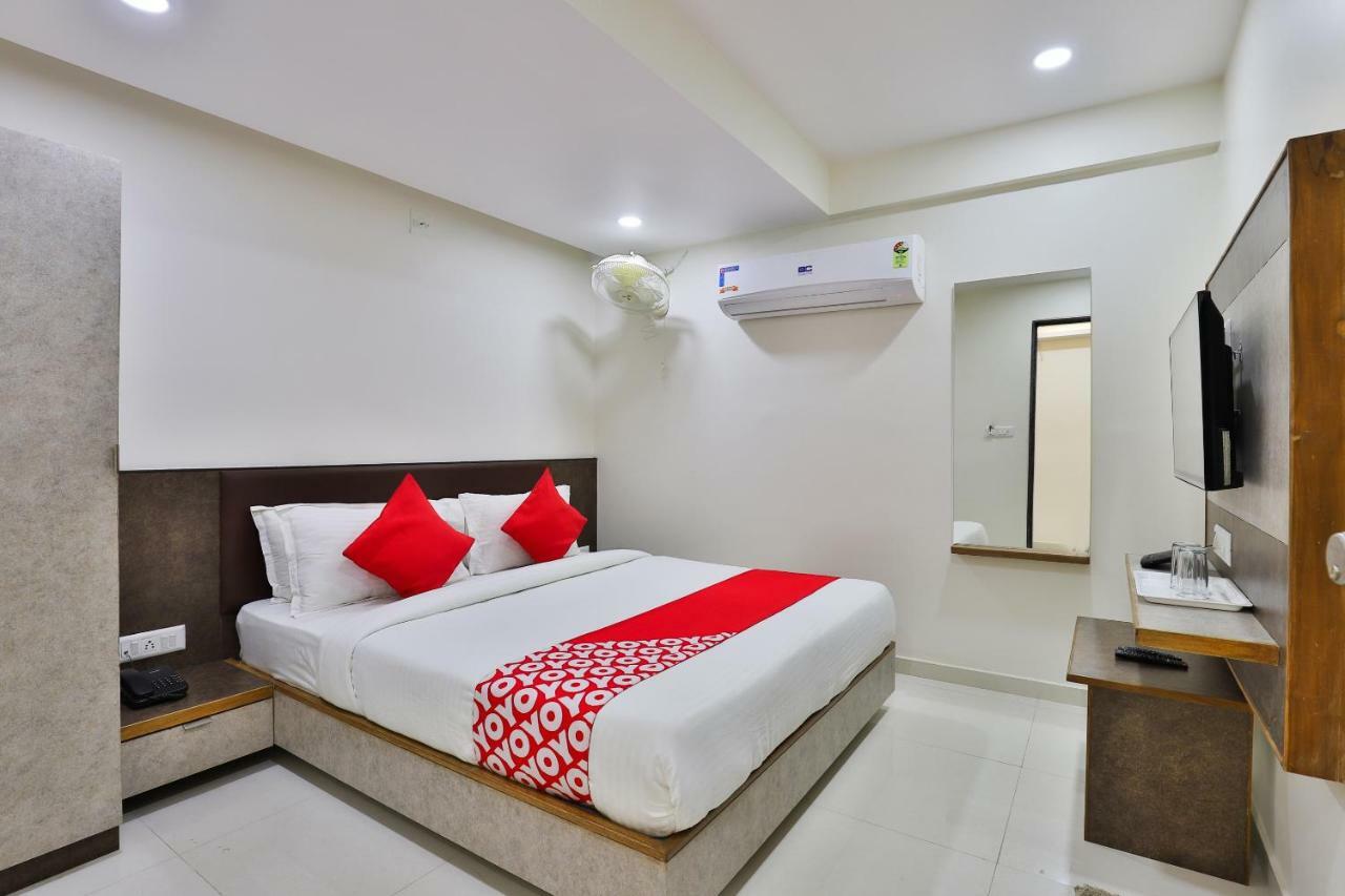 Oyo 25009 Hotel Crystal อาเมดาบัด ภายนอก รูปภาพ