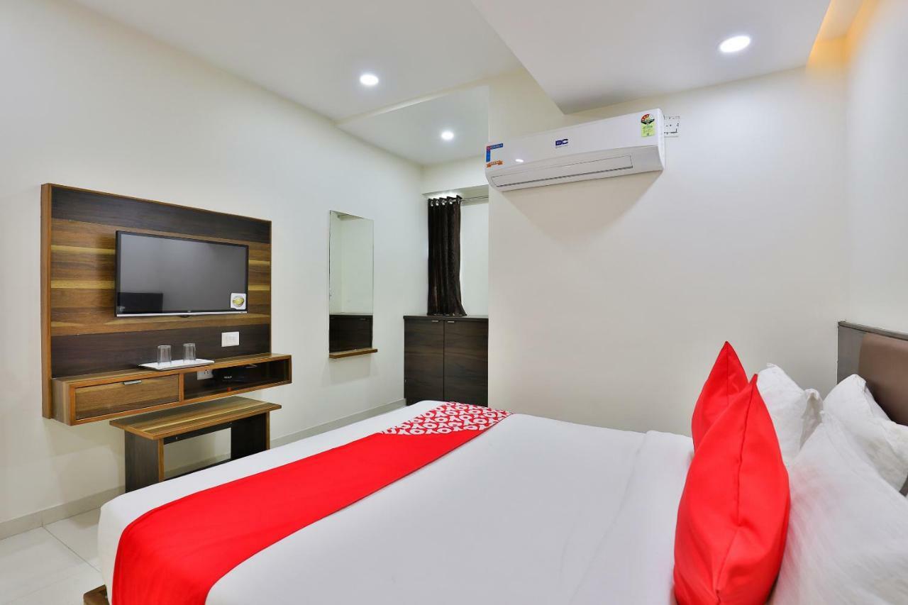 Oyo 25009 Hotel Crystal อาเมดาบัด ภายนอก รูปภาพ