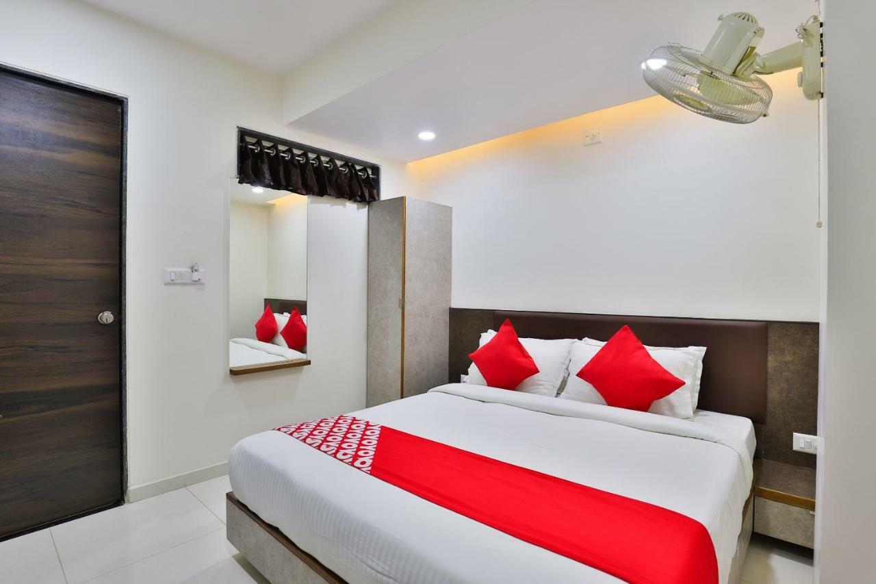 Oyo 25009 Hotel Crystal อาเมดาบัด ภายนอก รูปภาพ