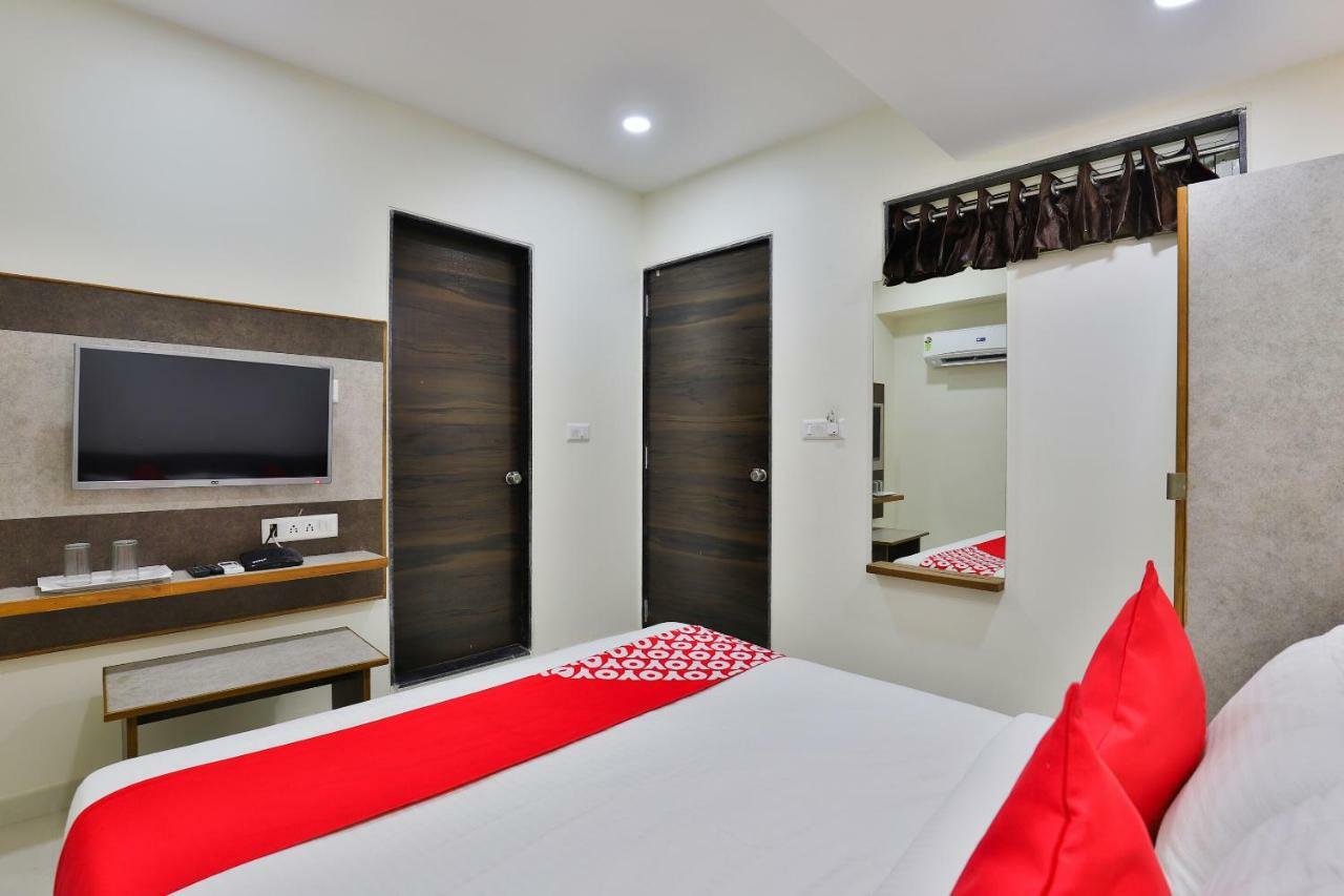 Oyo 25009 Hotel Crystal อาเมดาบัด ภายนอก รูปภาพ