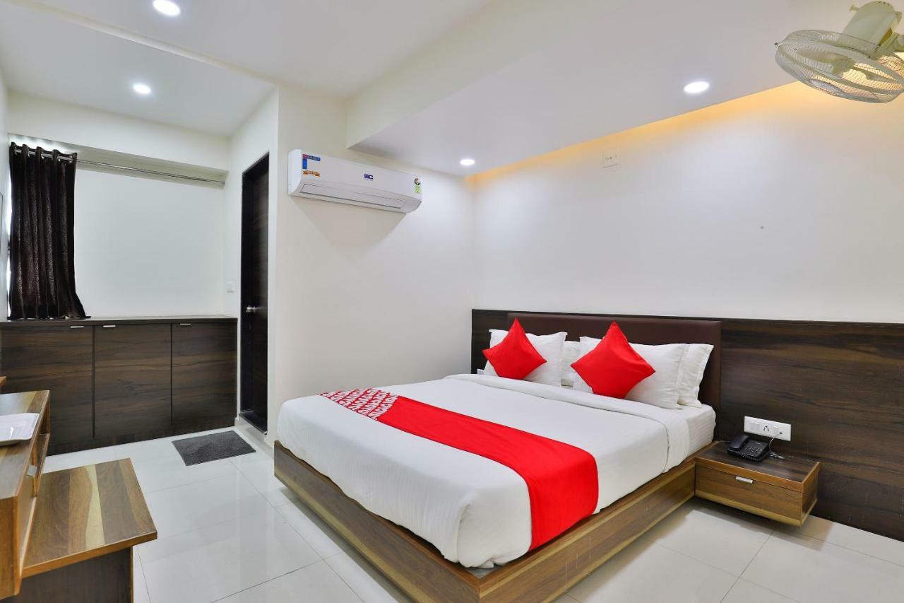 Oyo 25009 Hotel Crystal อาเมดาบัด ภายนอก รูปภาพ