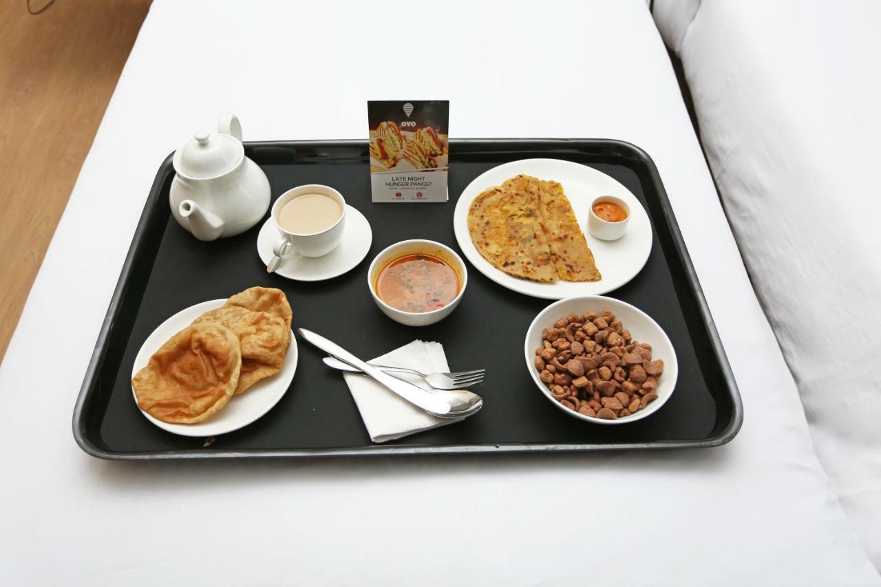 Oyo 25009 Hotel Crystal อาเมดาบัด ภายนอก รูปภาพ